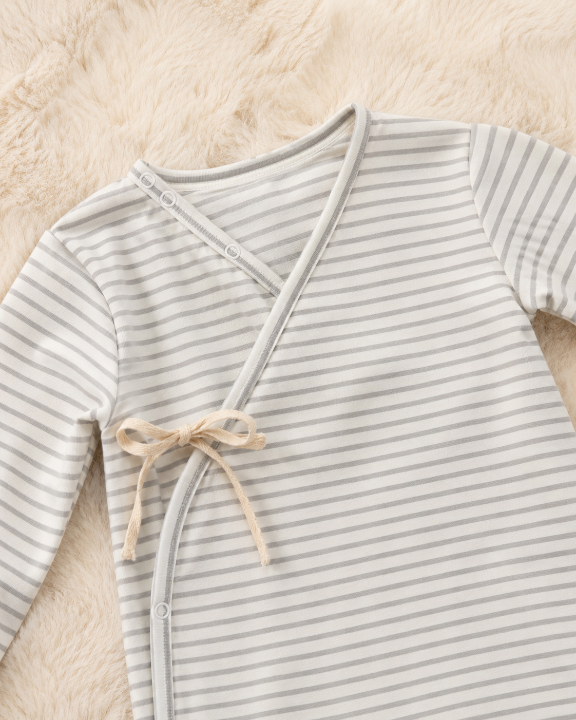 Baby-Wickelstrampler "Little Stripes" in Grau/Weiß