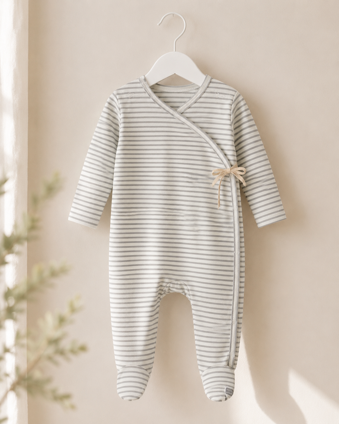 Baby-Wickelstrampler "Little Stripes" in Grau/Weiß
