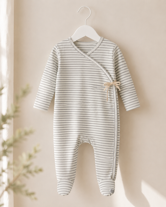 Baby-Wickelstrampler "Little Stripes" in Grau/Weiß