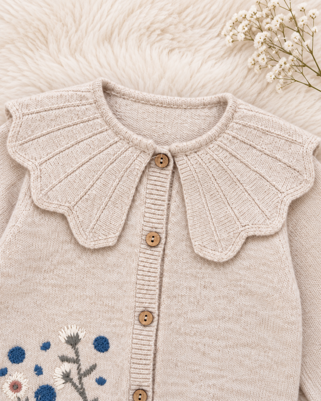 Kinder-Strickjacke "Blumi" in Beige mit Blumenstickerei