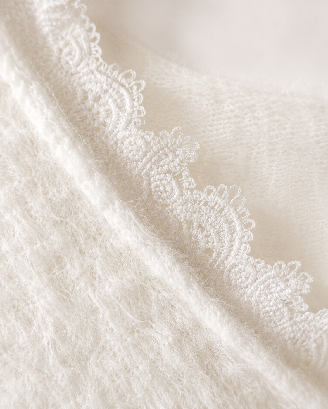 Strickjacke Leonie - Weiß mit Spitze