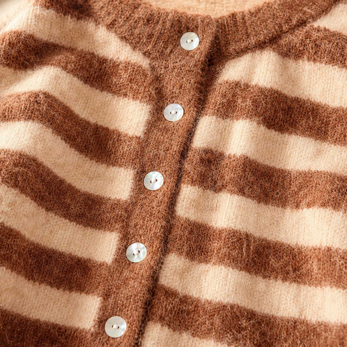 Strickjacke "Mokka" in  Creme/Karamell gestreift