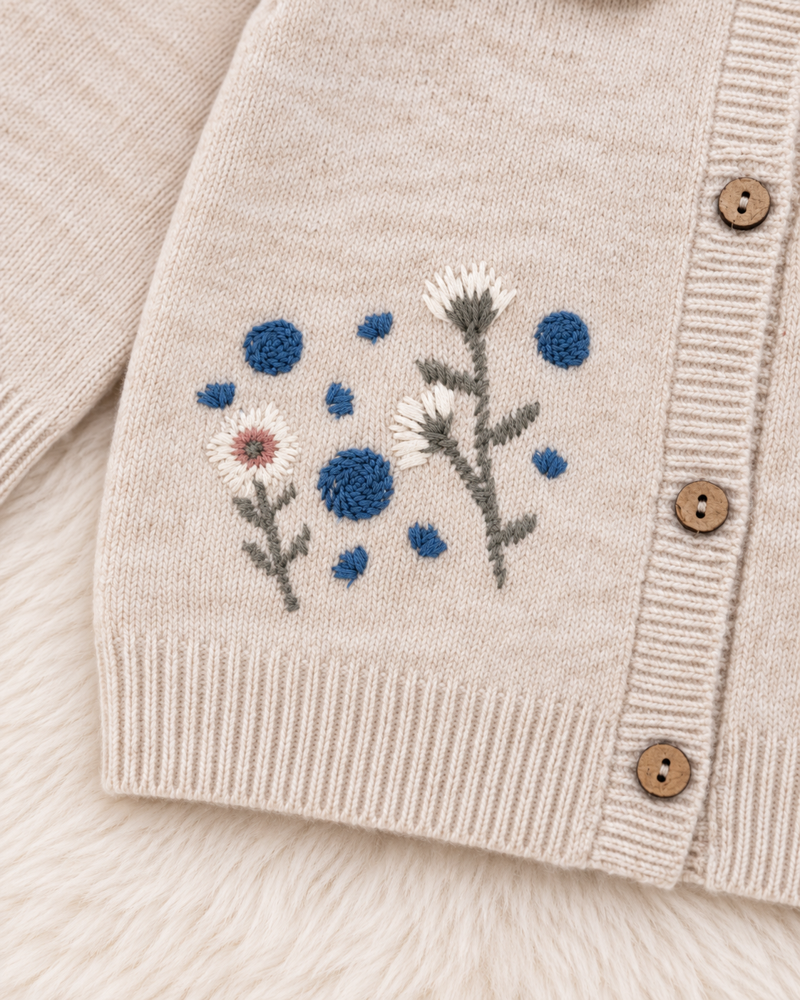 Kinder-Strickjacke "Blumi" in Beige mit Blumenstickerei
