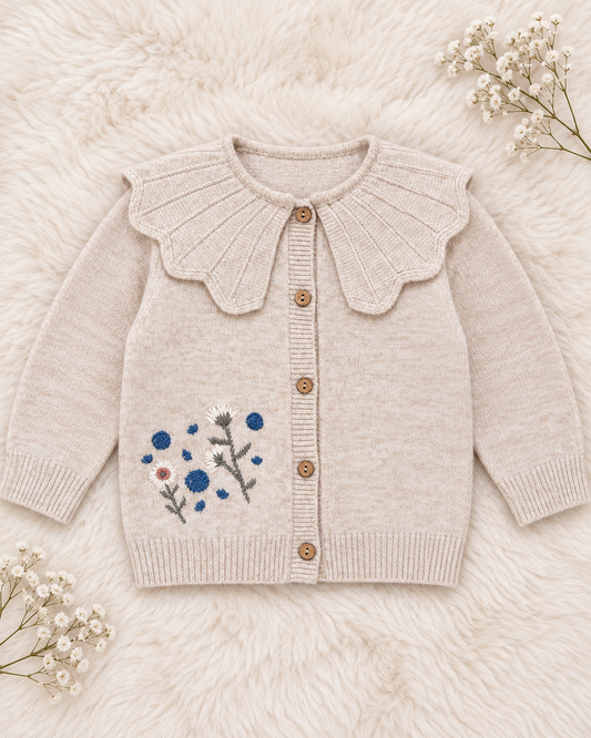 Kinder-Strickjacke "Blumi" in Beige mit Blumenstickerei
