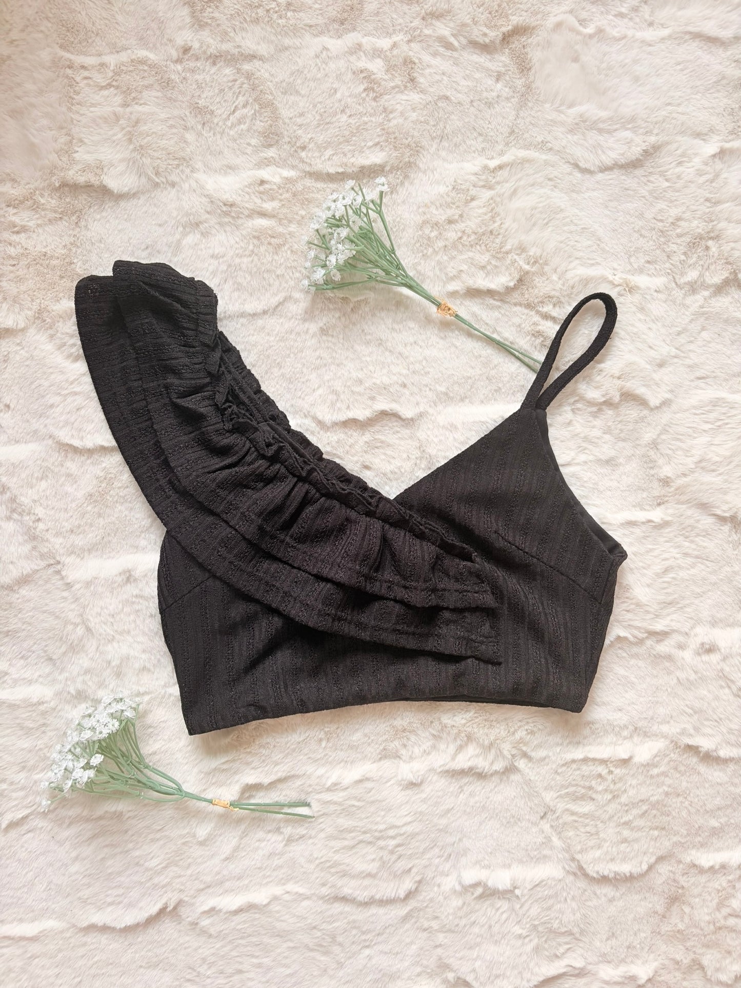 Effeny One-Shoulder Crop Top Schwarz mit Volant l Gr. M