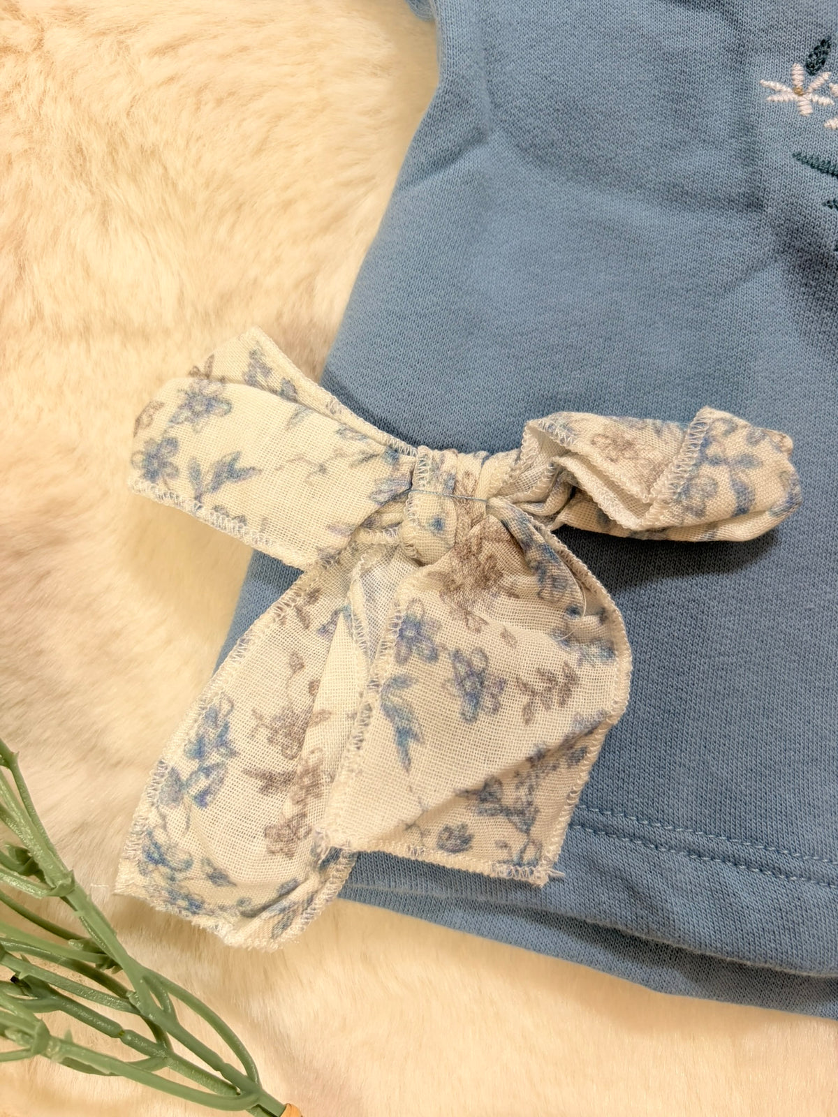 Baby-Sweatshirt "Blütenherz" in Blau