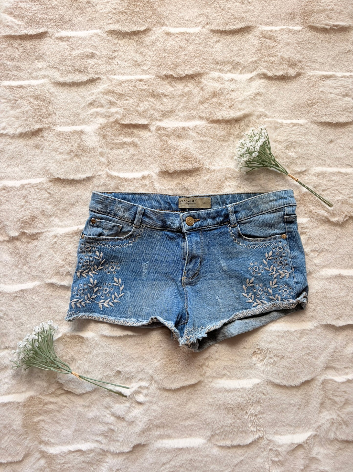 Clockhouse Jeansshorts mit Blumenstickerei l Gr. 38