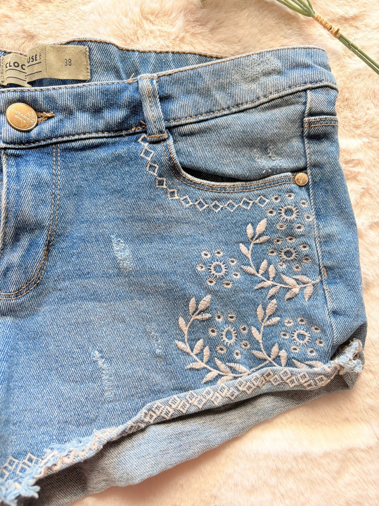 Clockhouse Jeansshorts mit Blumenstickerei l Gr. 38