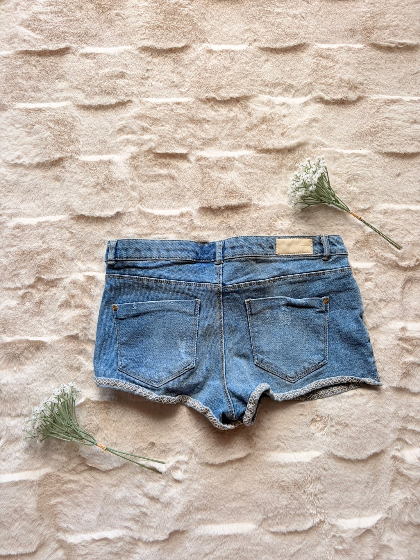 Clockhouse Jeansshorts mit Blumenstickerei l Gr. 38