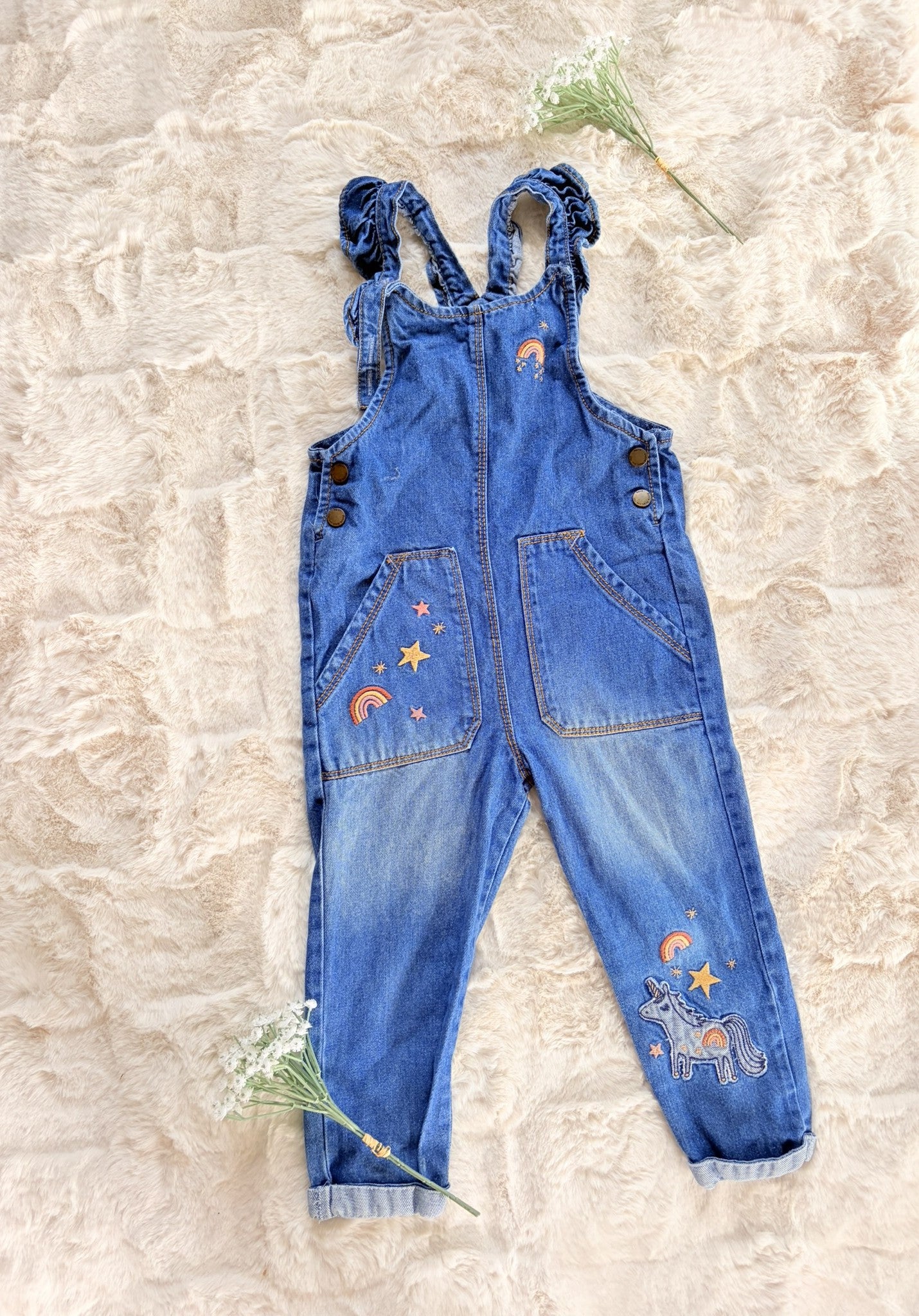 NEXT Mädchen Jeans-Latzhose mit Einhorn & Regenbogen I Gr. 104