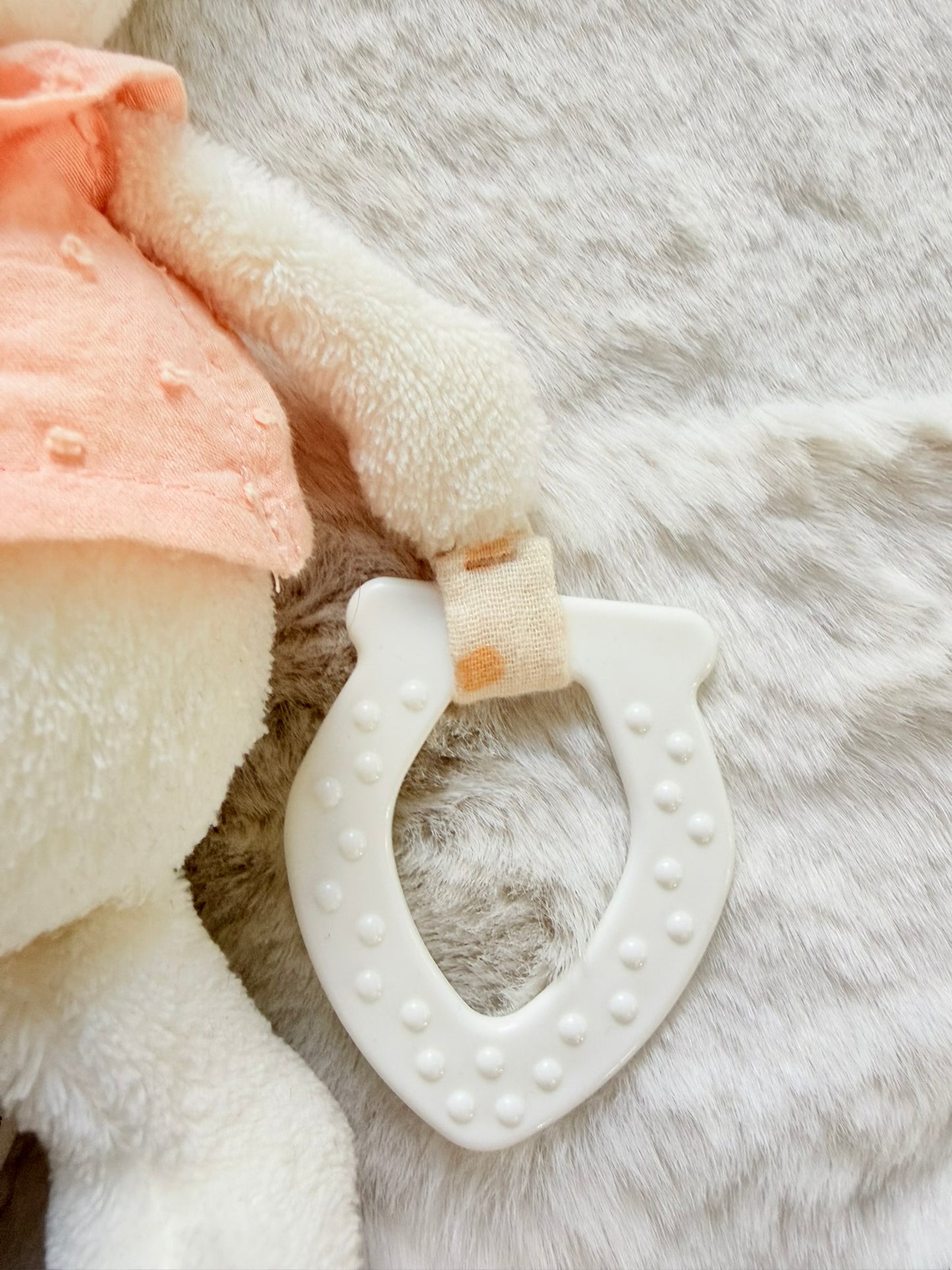 Topomini l Baby Aktivitätsspielzeug Hase mit Spiegel & Beißring